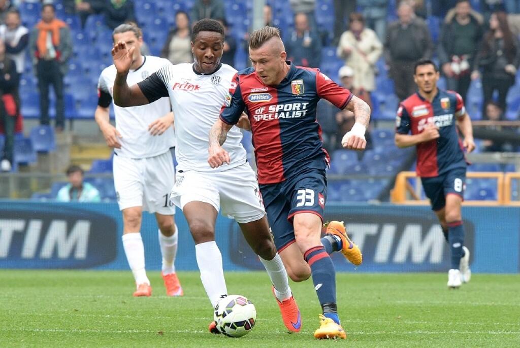 KK8 Janov - Slovenský futbalista Juraj Kucka (vpravo) z FC Janov a Carlos Carbonero z Ceseny v súboji o loptu v zápase 32. kola talianskej Serie A 26. apríla 2015 v Janove. FOTO TASR/AP
Cesena's Carlos Carbonero, left, and Genoa's Juraj Kucka fight for the ball during a Serie A soccer match against Cesena at Genoa's Luigi Ferraris Stadium, Italy, Sunday, April 26, 2015. (AP Photo/Tano Pecoraro)