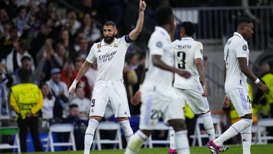 JB 37 Madrid - Hráč Realu Madrid Karim Benzema (vľavo) oslavuje tom, ako strelil úvodný gól vo futbalovom zápase štvrťfinále Ligy majstrov Real Madrid - Chelsea Londýn v Madride 12. apríla 2023. FOTO TASR/AP
Real Madrid's Karim Benzema celebrates after scoring the opening goal of his team during the Champions League quarterfinal, first leg, soccer match between Real Madrid and Chelsea at the Santiago Bernabeu stadium in Madrid, Spain, Wednesday, April 12, 2023. (AP Photo/Manu Fernandez)