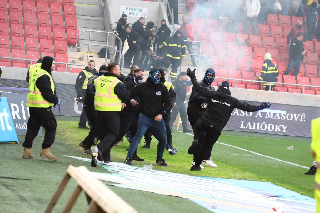 Derby Trnavy so Slovanom predčasne ukončili po tom, ako ihrisko zaplavili chuligáni, ktorí sa bili hlava-nehlava.