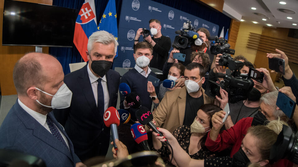 Na snímke zľava minister obrany SR Jaroslav Naď (OĽaNO) a minister zahraničných vecí a európskych záležitostí SR Ivan Korčok (nominant SaS) počas vyhlásenia o vyhostení troch ruských diplomatov 22. apríla 2021 v Bratislave. FOTO TASR - Martin Baumann