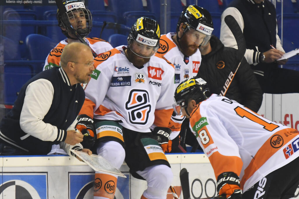 Na snímke hlavný tréner HC Košice Kalle Kaskinen (vľavo) v zápase 4. kola Tipos extraligy HK HC Košice - MHk 32 Liptovský Mikuláš v piatok 1. októbra 2021. FOTO TASR - Milan Kapusta