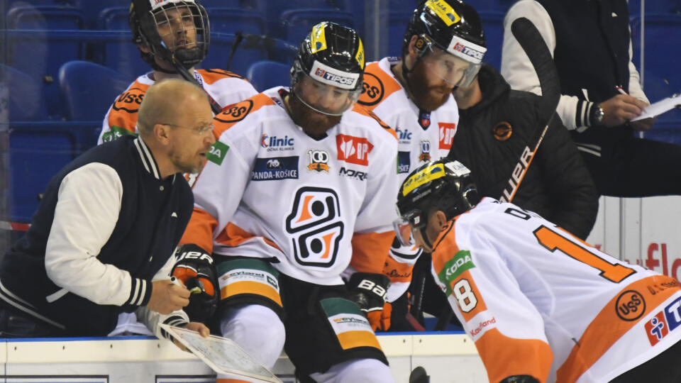 Na snímke hlavný tréner HC Košice Kalle Kaskinen (vľavo) v zápase 4. kola Tipos extraligy HK HC Košice - MHk 32 Liptovský Mikuláš v piatok 1. októbra 2021. FOTO TASR - Milan Kapusta