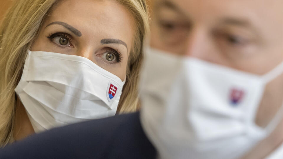 Na snímke vľavo poslankyňa NR SR Petra Krištúfková a vpravo minister práce, sociálnych vecí a rodiny Milan Krajniak (obaja Sme rodina) počas brífingu s novinármi v rámci 25. zasadnutia vlády SR v streda 17. júna 2020 v Bratislave. Petra Krištúfková bude novou splnomocnenkyňou vlády pre podporu rodiny a sociálnu pomoc. Ide o nový post, ktorý vznikne na návrh ministra práce Milana Krajniaka. Návrh na jej vymenovanie v stredu schválila vláda premiéra Igora Matoviča (OĽaNO). FOTO TASR - Martin Bauma