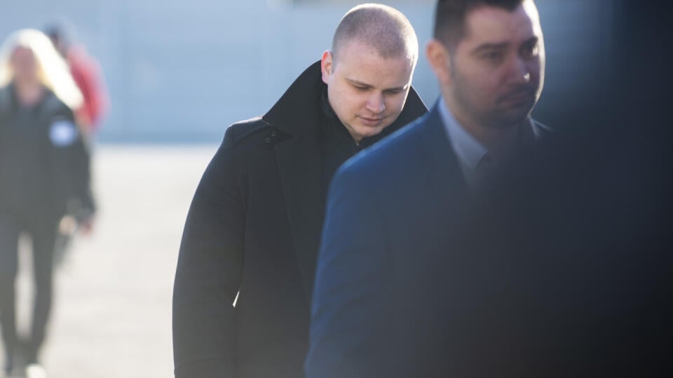 Na snímke naľavo člen ĽSNS Milan Mazurek pred hlavným pojednávaním v kauze sporných šekov na Špecializovanom trestnom súde (ŠTS) v Pezinku 5. marca 2020. FOTO TASR - Jakub Kotian