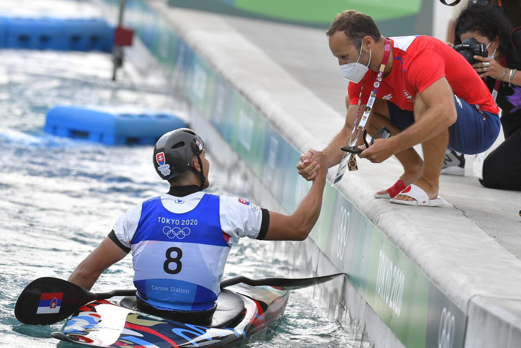Na snímke slovenský reprezentant vo vodnom slalome Jakub Grigar s trénerom Stanislavom Gejddošom po finálovej jazde kategórie K1 počas XXXII. letných olympijských hier v Tokiu, 30. júla 2021. FOTO TASR - Michal Svítok