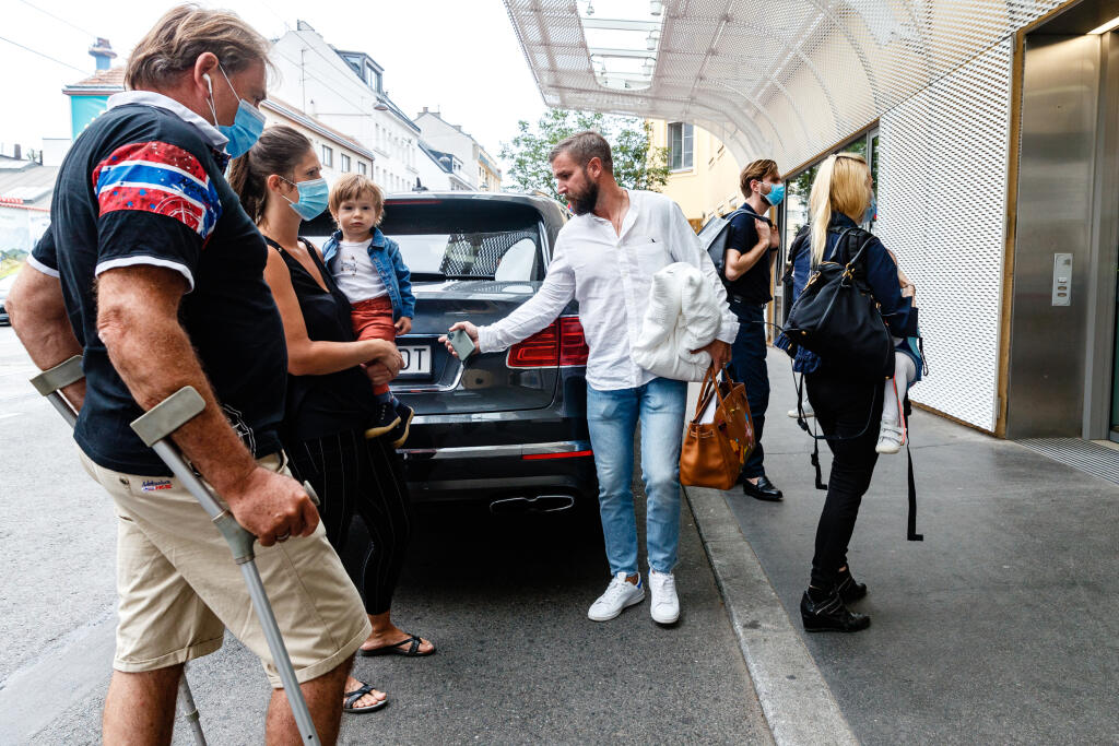 Na snímke Dominika Cibulková a Michal Navara vychádzajú z Privatklinik Döbling vo Viedni, pôrodnice, v ktorej Dominika priviedla na svet prvorodeného syna Jakuba.