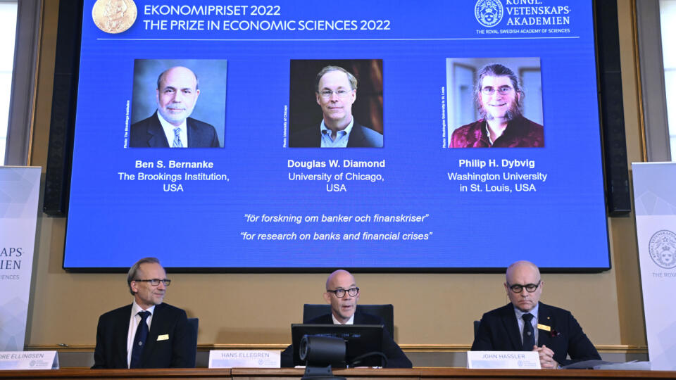 WA 23 Štokholm - Zľava hore Ben S. Bernanke, Douglas W. Diamond a Philip H. Dybvig, ktorí získali Nobelovu cenu za ekonómiu za výskum týkajúci sa úlohy bánk v ekonómii, predovšetkým počas finančných kríz v Štokholme v pondelok 10. septembra 2022. Ukázali, prečo je pre ekonomiku dôležité zabrániť kolapsu bánk. FOTO TASR/AP
From left, Tore Ellingsen, Hans Ellegren and John Hassler members of the Royal Swedish Academy of Sciences announce the Sveriges Riksbank Prize in Economic Sciences in Memor