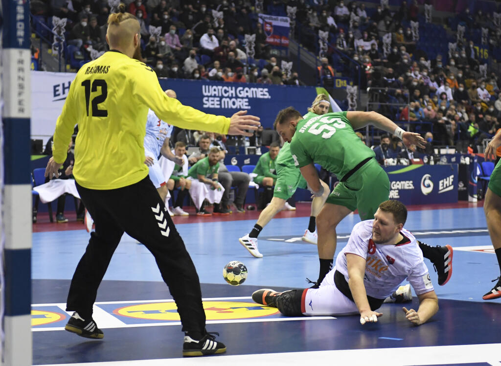 Na snímke vpravo dole Dominik Kalafut (Slovensko), za ním Tadas Stankevicius (Litva) v zápase základnej F-skupiny majstrovstiev Európy v hádzanej mužov Slovensko - Litva.