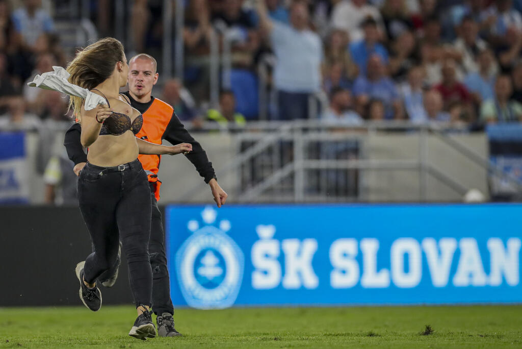 Aj na Slovensku sme zažili narušiteľku na zápase. Fanúšička Slovana Bratislava vbehla na trávnik počas zápasu Európskej ligy medzi Slovanom Bratislava a gréckym klubom PAOK-om.