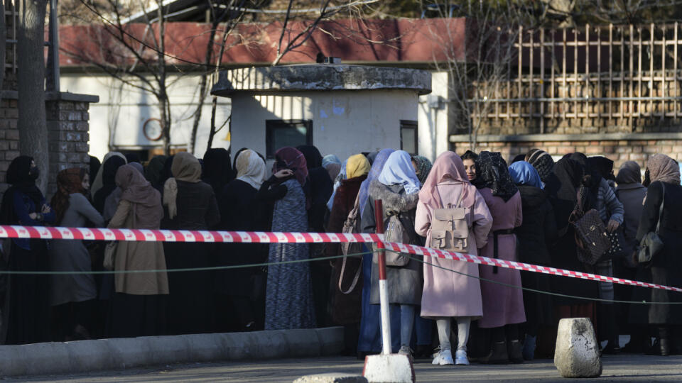 Na archívnej snímke z 26. februára 2022 afganské študentky stoja pred univerzitou v Kábule. Afganské vládnuce hnutie Taliban zakázalo s okamžitou platnosťou všetkým ženám navštevovať univerzity v krajine. V utorok 20. decembra 2022 to v liste adresovanom všetkým štátnym a súkromným univerzitám oznámilo ministerstvo vysokého školstva.