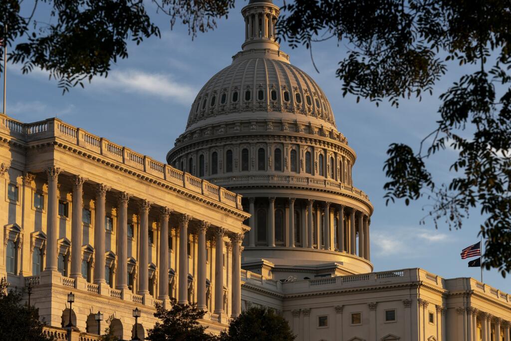 JB 26 Washington - Slnko svieti na budovu amerického Kapitolu vo Washingtone 2. decembra 2021. Senát Kongresu USA schválil vo štvrtok návrh zákona, ktorý zabezpečí financovanie federálnych inštitúcií na ďalších 11 týždňov. Niekoľko hodín predtým schválila návrh Snemovňa reprezentantov Kongresu USA. Opatrenie teraz smeruje na podpis k prezidentovi Joeovi Bidenovi.
Podľa agentúry AFP hlasovalo v Senáte za návrh 69 senátorov, proti bolo 28. Snemovňa reprezentantov vedená demokratmi prijala opatreni