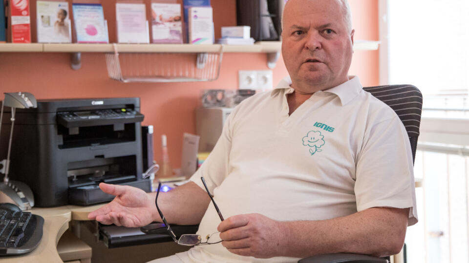 Lekári sú zúfalí. Práca s novým systémom im robí poriadne vrásky na čele. „Nič sa nezmenilo, pribudli len problémy," hovorí gynekológ Miroslav Klein.