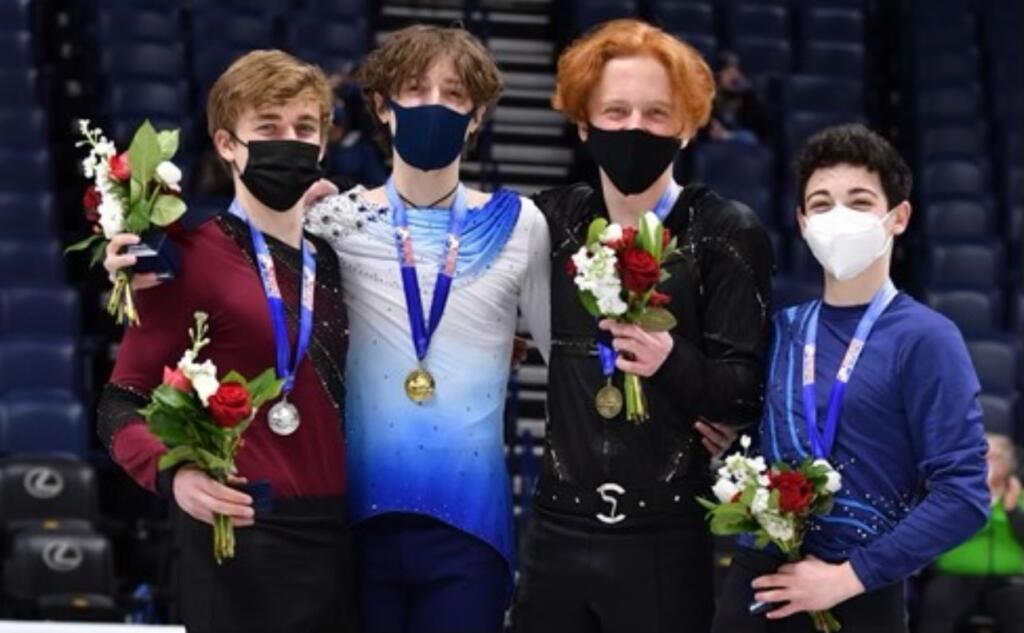 Talentovaný krasokorčuliar so slovenskými koreňmi Kai Kovar (druhý zľava) sa pred pár dňami stal juniorským majstrom USA.