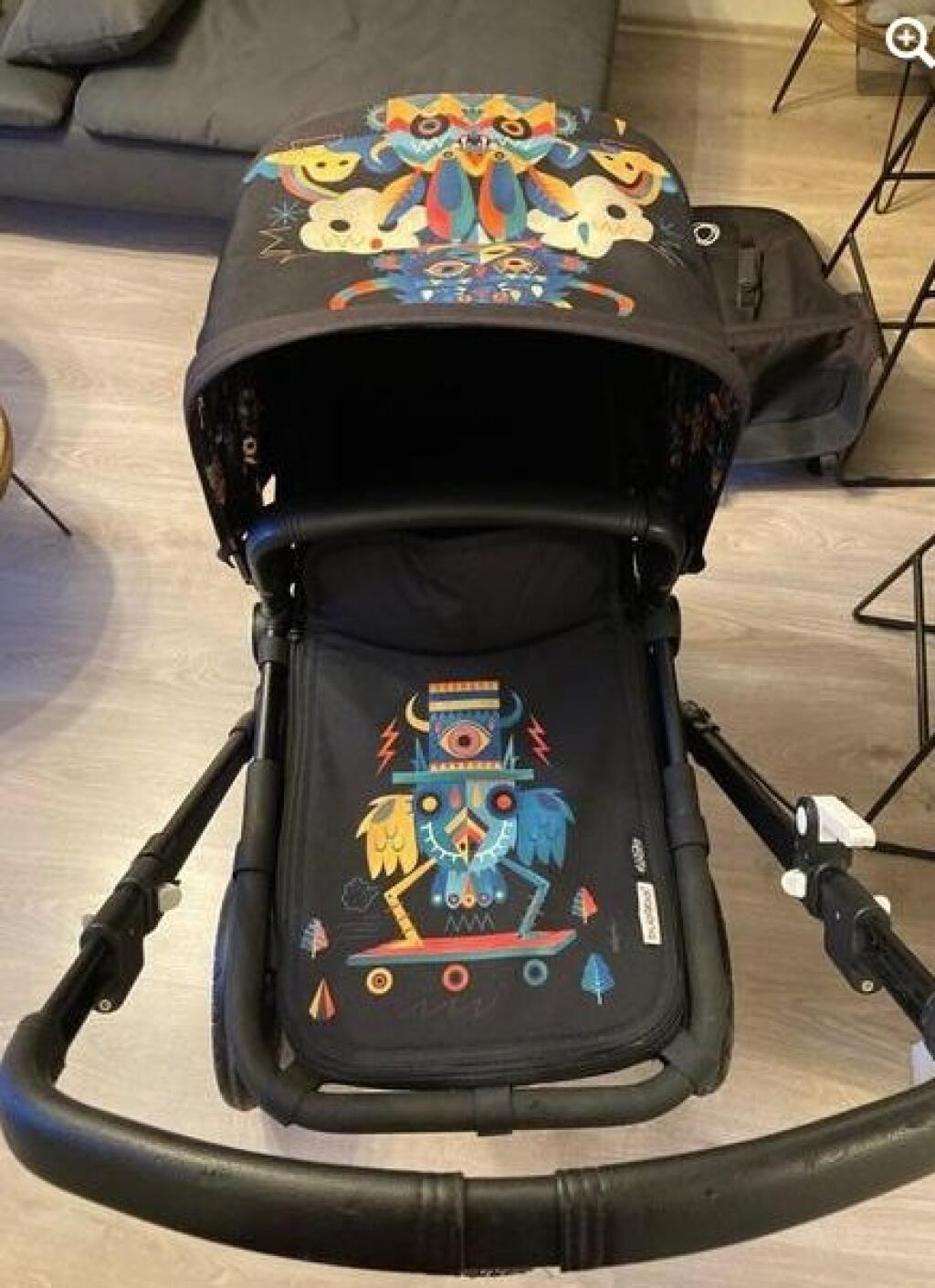 Vinczeovci si pre dieťatko zadovážili kočík známej značky Bugaboo, ktorá je vyhľadávaná nielen medzi našimi, ale aj svetovými celebritami. Ide dokonca o limitovanú sériu, no model je už pár rokov starý – je z kolekcie 2017. Keď bol novinkou na trhu, stál od 1 000 – 1 400 eur.