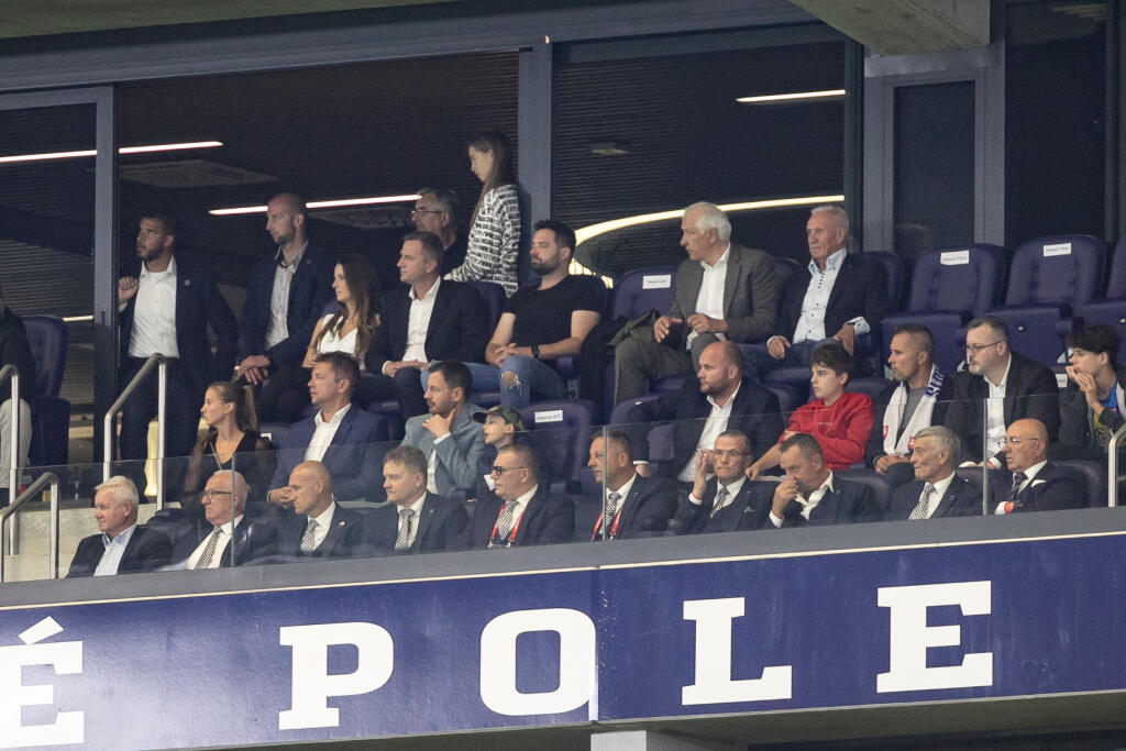 Kvalifikačný zápas o postup na Majstrovstvá sveta 2022 si z VIP priestorov vychutnával napríklad aj legendárny Dušan Galis.