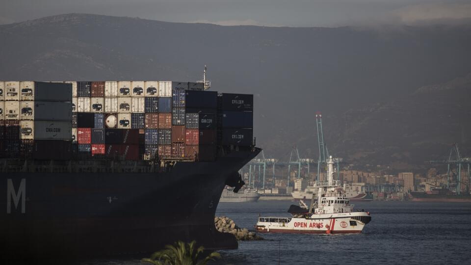 Loď pláva do španielskeho prístavu Algeciras
