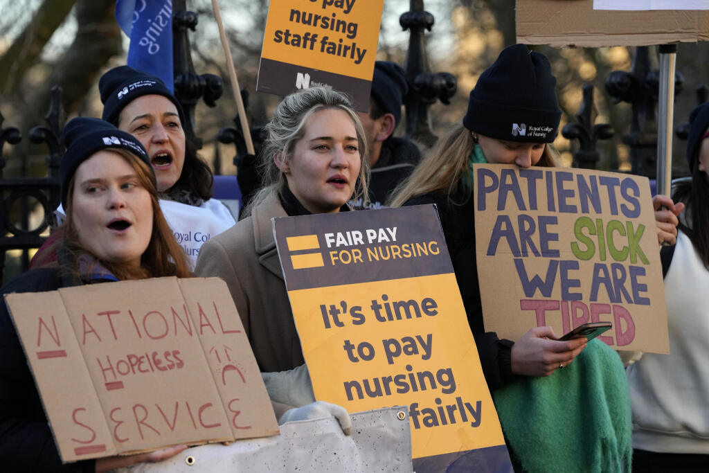 Zdravotné sestry skandujú počas protestu pred nemocnicou St.Thomas v Londýne 6. februára 2023. Niekoľko tisícok zdravotných sestier a ambulantných pracovníkov vstúpilo v pondelok v Británii do štrajku za zvýšenie platov.