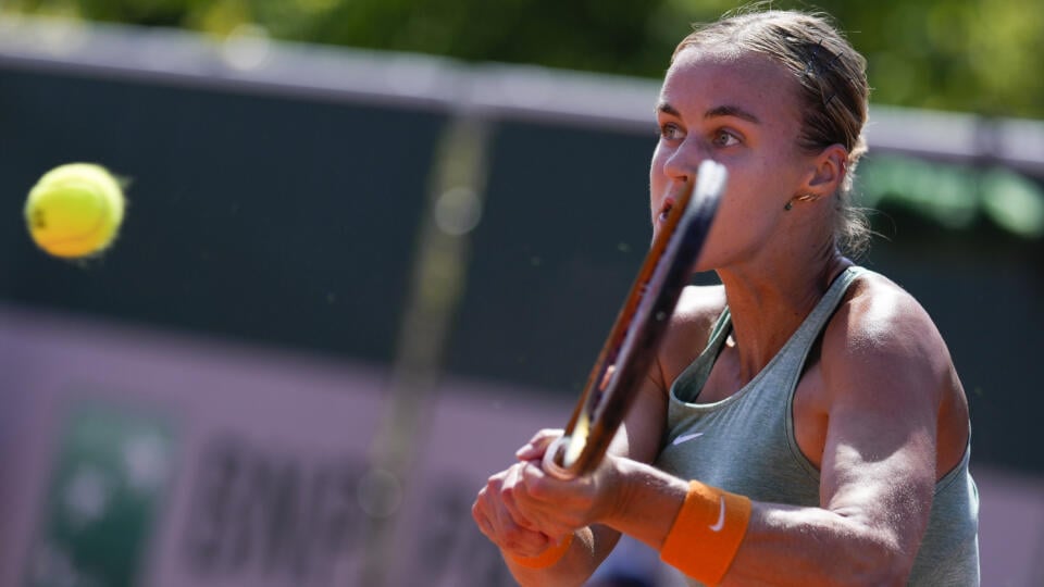 WA 42 Paríž - Slovenská tenistka Anna Karolína Schmiedlová odvracia úder Španielky Aliony Bolsovovej v zápase 2. kola dvojhry na grandslamovom turnaji Roland Garros v Paríži vo štvrtok 1. júna 2023. FOTO TASR/AP

Slovakia's Anna Karolina Schmiedlova plays a shot against Spain's Aliona Bolsova during their second round match of the French Open tennis tournament at the Roland Garros stadium in Paris, Thursday, June 1, 2023. (AP Photo/Thibault Camus)