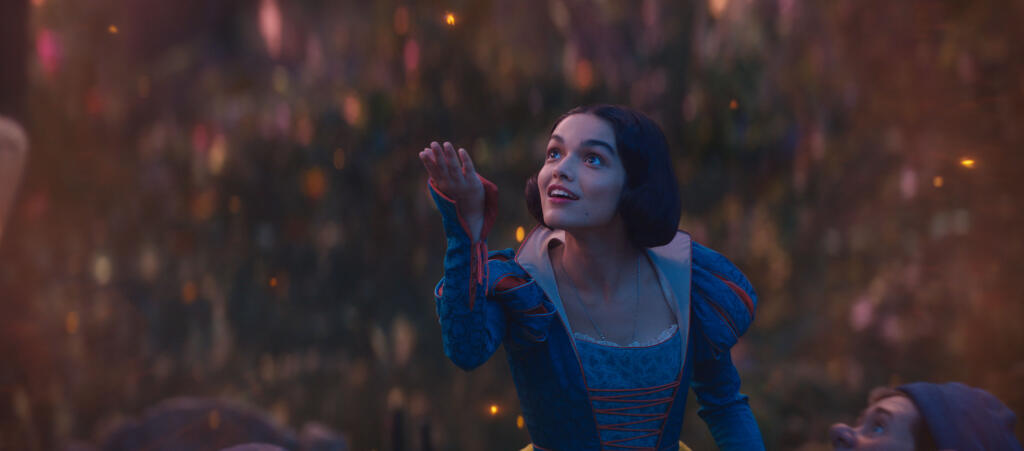 Rachel Zegler vo filme Snehulienka (Snow White).