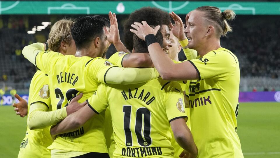 JB 44 Dortmund - Hráči Dortmundu oslavujú úvodný gól Thorgana Hazarda (uprostred) vo futbalovom zápase Nemeckého pohára Borussia Dortmund - FC Ingolstadt 04 v Dortmunde 26. októbra 2021. FOTO TASR/AP
Borussia Dortmund players celebrate after Dortmund's Thorgan Hazard, centre, scored his side's opening goal during the German Soccer Cup match between Borussia Dortmund and FC Ingolstadt 04 in Dortmund, Germany, Tuesday, Oct. 26, 2021. (AP Photo/Martin Meissner)