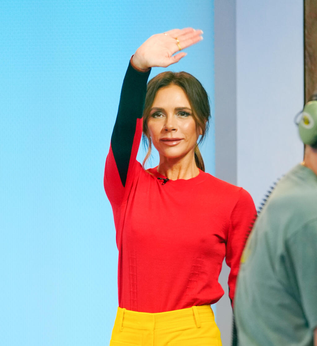 Victoria Beckham v americkej šou. Podľa fanúšikov má napichané pery a vyzerá hrozne.