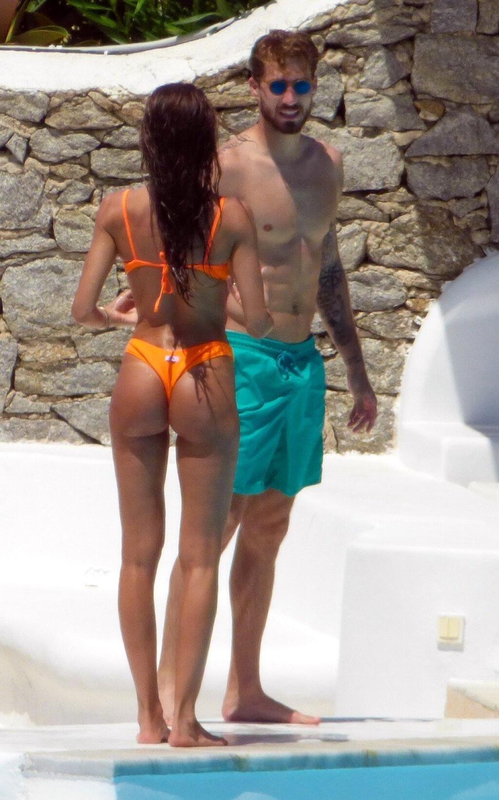 Zadoček Izabel Goulart patrí medzi najkrajšie na svete. Takto ním dráždi na Mykonose.