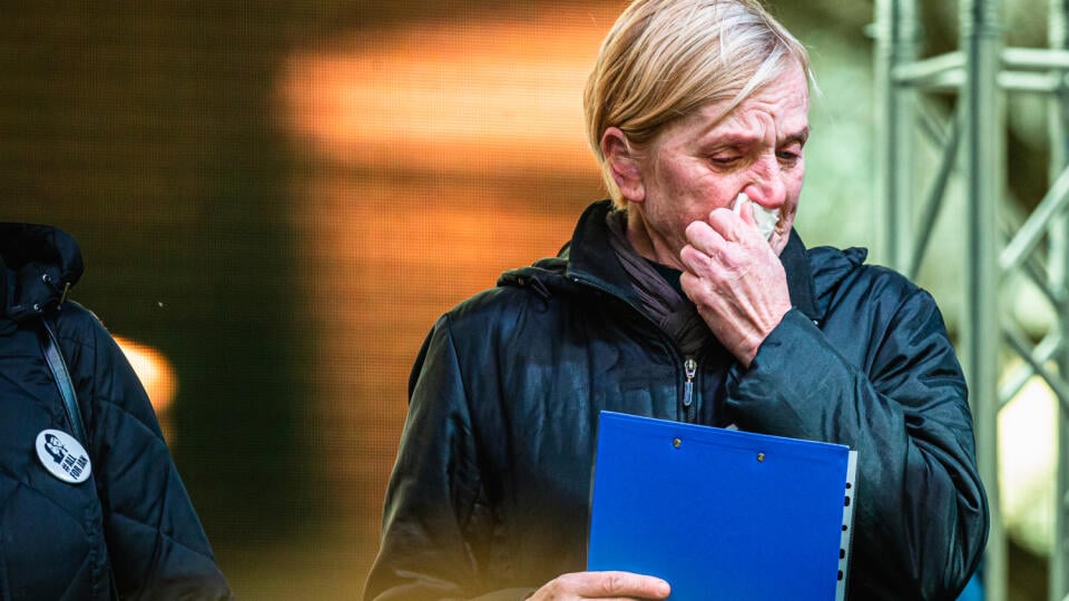 Stovky ľudí prišli v piatok 21. februára zapáliť sviečky na Námestie SNP, kde sa uskutočnili pietne spomienky na počesť Jána Kuciaka († 27) a Martiny Kušnírovej († 27), na ktorých vystúpili umelci, politici, novinári, ako aj rodičia zavraždených. Na snímke matka zavraždenej Martiny - Zlatica Kušnírová.