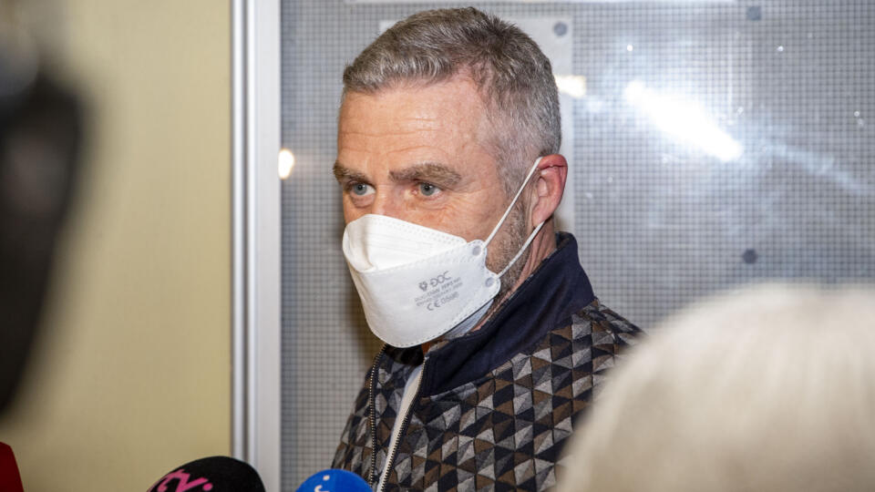 Na snímke je bývalý policajný prezident Tibor Gašpar pri prepustení z väzby.