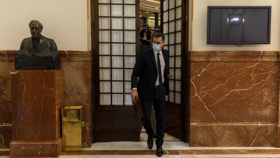 KK33 Madrid - Španielsky premiér Pedro Sánchez odchádza zo zasadnutia parlamentu v Madride v stredu 3. júna 2020. Poslanci španielskeho parlamentu odhlasovali v stredu ďalšie, už posledné predĺženie núdzového stavu, ktorý bude platiť do 21. júna. FOTO TASR/AP
Spain's Prime Minister Pedro Sanchez leaves a parliamentary session in Madrid Spain, Wednesday, June 3, 2020. (Alberto Di Lolli/El Mundo via AP, Pool)