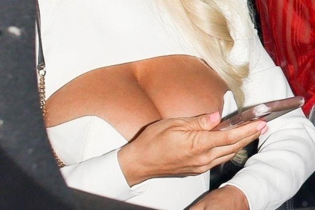 Herečka Lindsey Pelas vyrazila do baru v Los Angeles s poriadne odhaleným výstrihom z ktorého vykúkali jej vraj piírodzené prsia