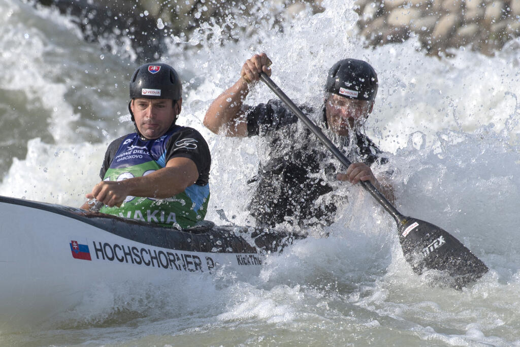 Na snímke slovenskí reprezentanti Peter Hochschorner (vpravo) a Pavol Hochschorner počas 2. kola šprintu v kategórii C2 na Majstrovstvách Slovenskej republiky 2020 vo vodnom slalome 13. septembra 2020 v Areáli vodných športov Divoká voda v Čunove. FOTO TASR - Jaroslav Novák
