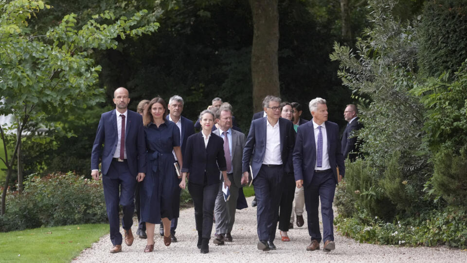 Francúzsky prezident Emmanuel Macron začal rokovania s politickými stranami o vymenovaní premiéra