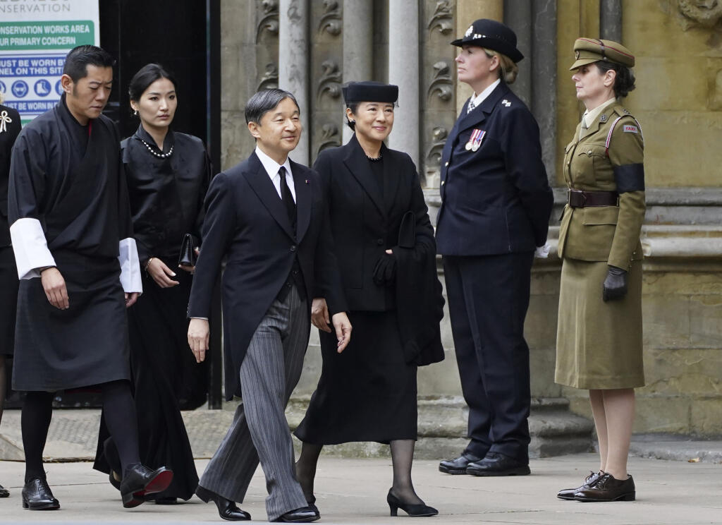 KK13 Londýn - Na snímke japonský cisár Naruhito (tretí zľava), japonská cisárovná Masako (štvrtá vľavo), bhutánsky kráľ Jigme Khesar Namgyel Wangchuck (vľavo) a kráľovná Jetsun Pema prichádzajú na štátny pohreb zosnulej britskej kráľovnej Alžbety II. z Westminsterského opátstva v Londýne v pondelok 19. septembra 2022. Štátny pohreb panovníčky sa začal v pondelok o 11.00 h (12.00 SELČ). Rakvu následne previezli k Wellingtonovmu víťaznému oblúku a ďalšie obrady sa uskutočnili v priestoroch Windso