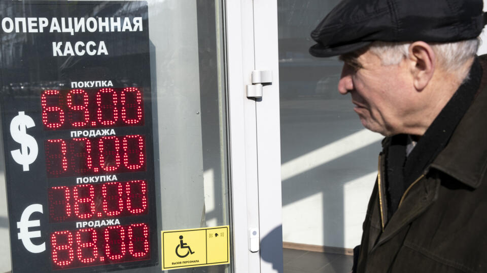 WA 44 Moskva - Muž si prezerá výmenné kurzy dolára a eura voči rubľu pred zmenárňou v Moskve v pondelok 9. marca 2020. Ruský rubeľ v pondelok klesol na štvorročné minimum po prudkom prepade cien ropy, ktoré spôsobil kolaps dohody o limitoch na ťažbu medzi Organizáciou krajín vyvážajúcich ropu (OPEC) a Ruskom. FOTO TASR/AP
A man looks at an exchange office screen showing the currency exchange rates of U.S. Dollar and Euro to Russian Rubles in Moscow, Russia, Monday, March 9, 2020. Oil prices a