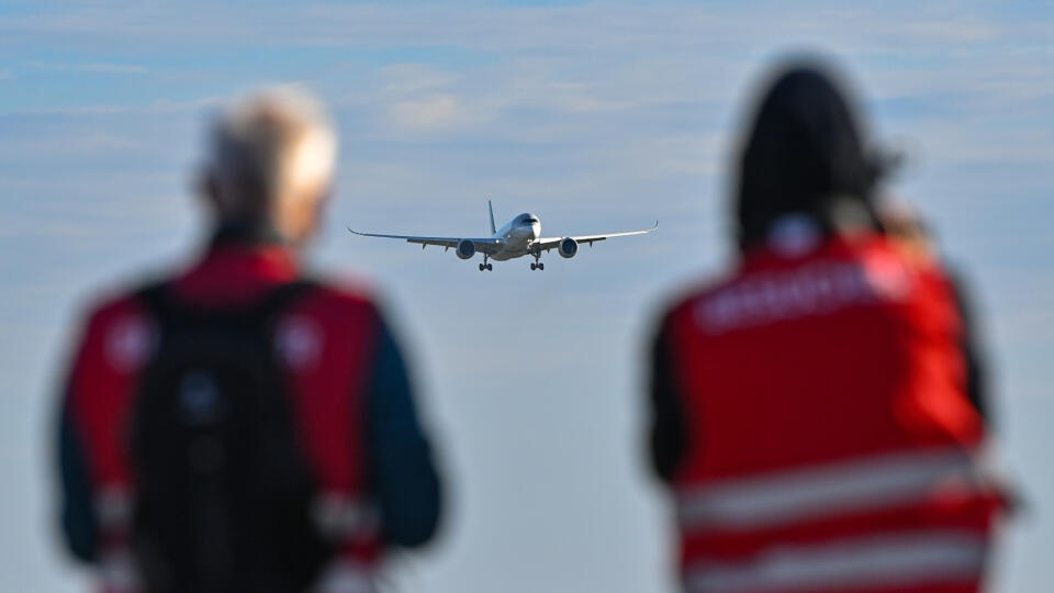 KK31 Schönefeld - Lietadlo Airbus A350 leteckej spoločnosti Qatar Airways pristáva na južnej dráhe nového Letiska Berlin-Brandenburg ako prvé oficiálne lietadlo 4.novembra 2020 v Berlíne. Otvorenie nového Letiska Berlin-Brandenburg (BER) sa uskutočnilo 31. októbra 2020. FOTO TASR/DPA
04.11.2020, Brandenburg, Schönefeld: Ein Airbus A350 von Qatar Airways ist im Landeanflug auf die Südbahn des Hauptstadtflughafens Berlin Brandenburg «Willy Brandt» (BER). Der Flughafen wurde nach langjähriger Verz