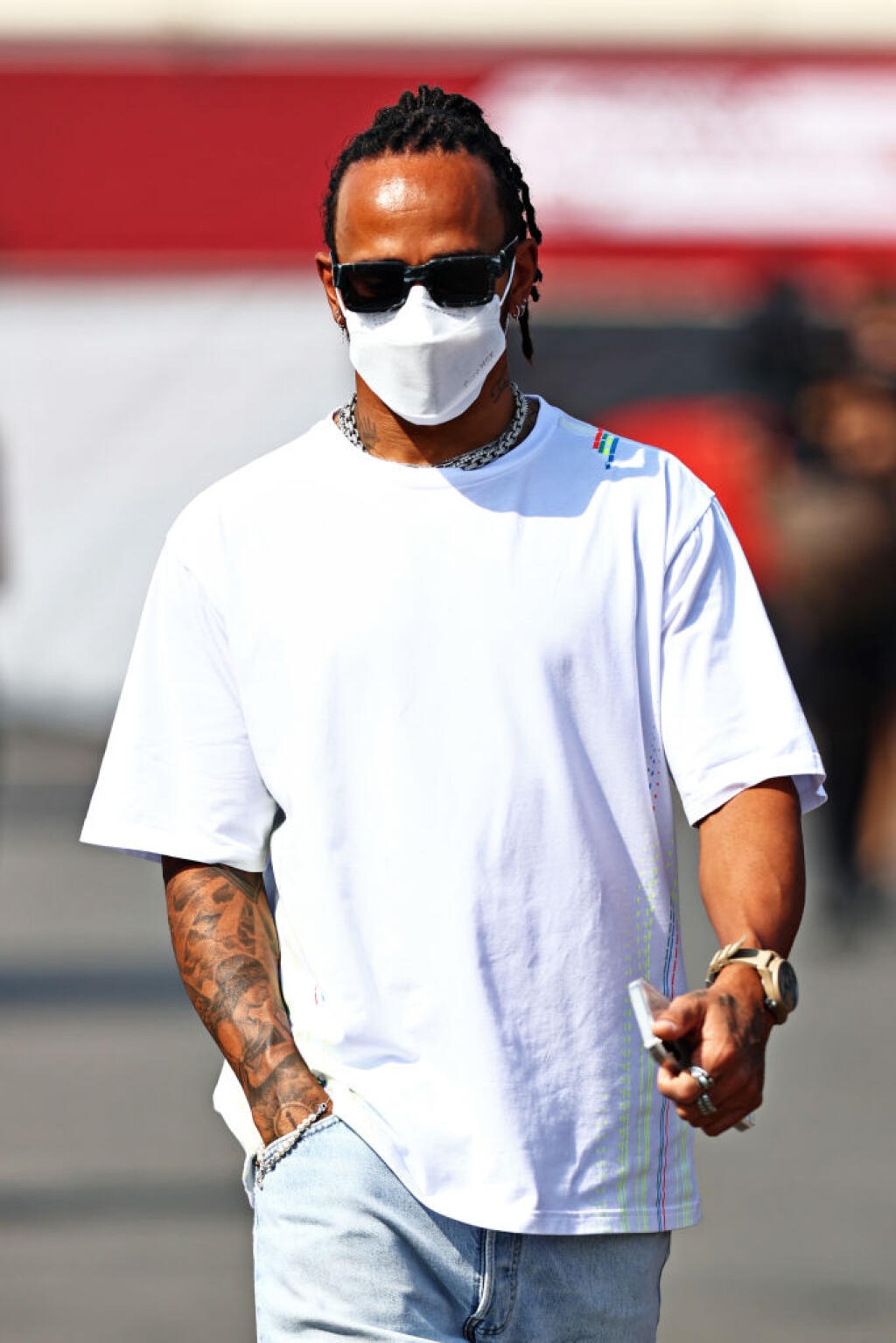 Lewis Hamilton pred tréningom na VC Kataru.