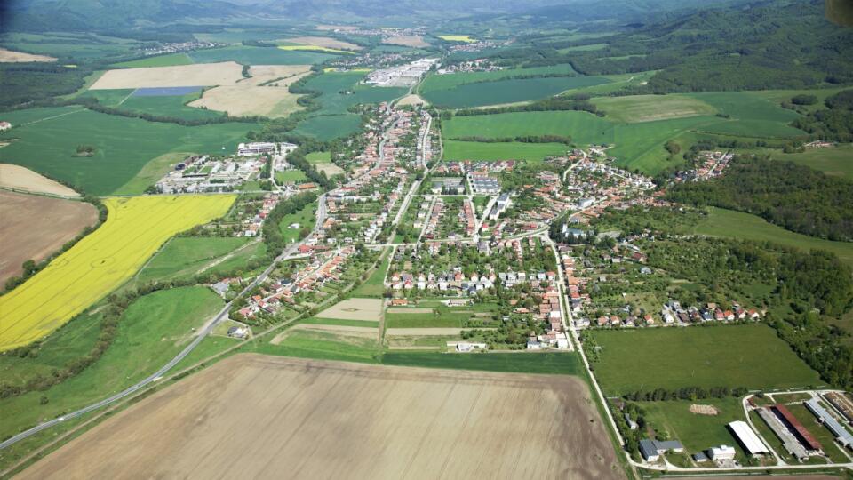 Cez Nedožery-Brezany prechádza cesta I/64, vedúca z Prievidze cez Fačkovské sedlo do Žiliny. V obci sa na túto cestu napája komunikácia III. triedy z Lazian.