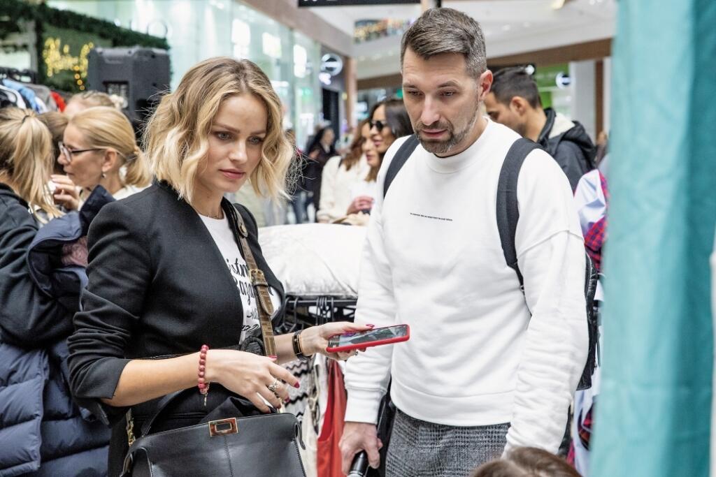 Na bazári sa ukázali aj moderátor Bruno Ciberej (41) a moderátorka Lenka Šóošová (43).