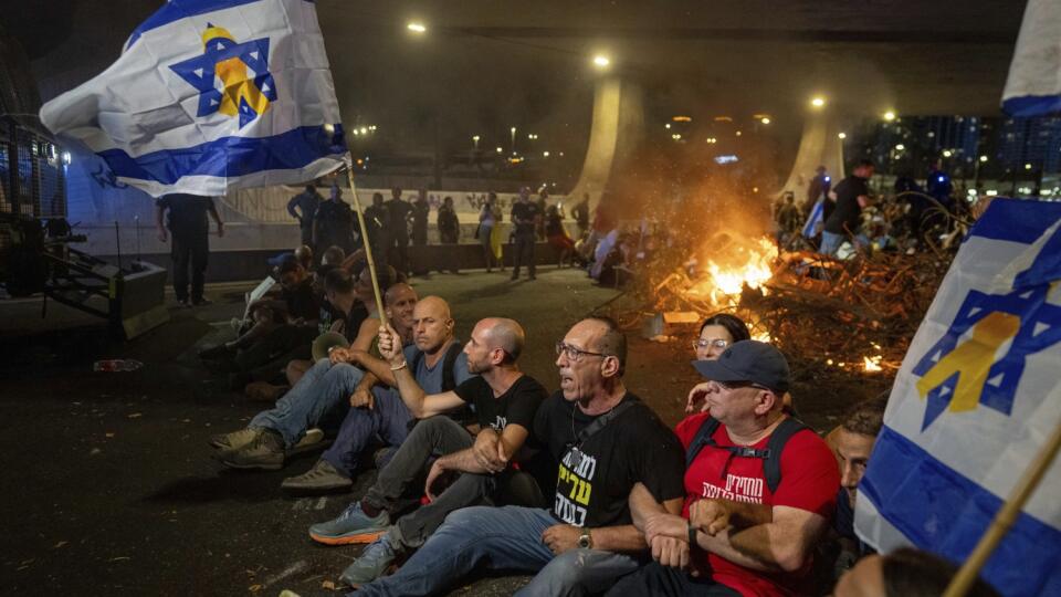 Izrael: Státisíce ľudí demonštrujú v Tel Avive za prímerie v Pásme Gazy