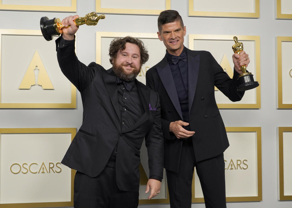 Michael Govier (vľavo) a Will McCormack pózujú so soškou Oscara v kategórii najlepší krátky animovaný film za snímku If Anything Happens I Love You.