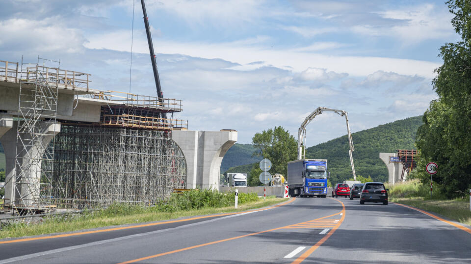 Na snímke výstavba úseku rýchlostnej cesty R2 - Kriváň - Mýtna. Mýtna, okres Lučenec, 26. júna 2021. FOTO TASR - Michal Svítok