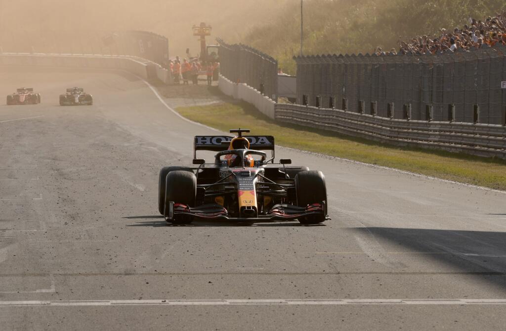 JB 58 Zandvoort - Holandský jazdec F1 na monoposte Red Bull Max Verstappen oslavuje v cieli po jeho víťazstve pretekov nedeľňajšej Veľkej ceny Holandska formuly 1 na okruhu v Zandvoorte 5. septembra 2021. FOTO TASR/AP
Red Bull driver Max Verstappen of the Netherlands celebrates after winning the Formula One Dutch Grand Prix, at the Zandvoort racetrack, Netherlands, Sunday, Sept. 5, 2021. (AP Photo/Francisco Seco)
