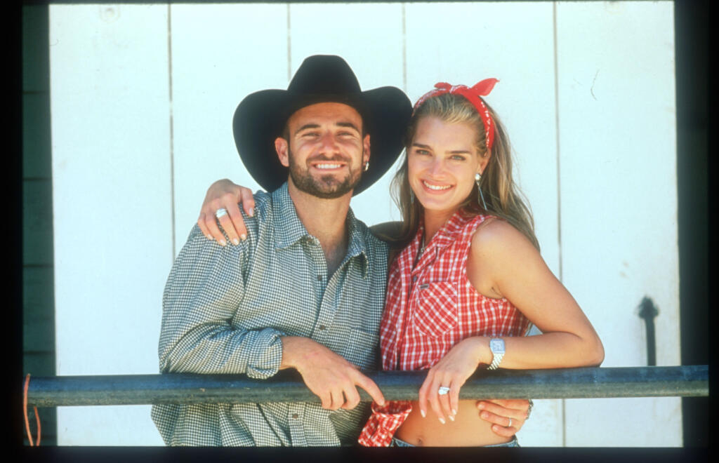Tenista Andrea Agassi takto požiadal o ruku svoju priateľku Brooke Shields v roku 1997 v Kalifornii. Žiarila rovnako ako prsteň na jej ruke, vzali sa ten istý rok a o dva roky bolo po všetkom.