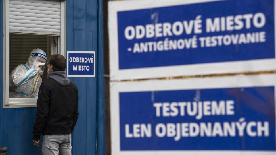 Na snímke mobilné odberové miesto na Záporožskej ulici v Bratislave 30. decembra 2020. FOTO TASR - Jaroslav Novák