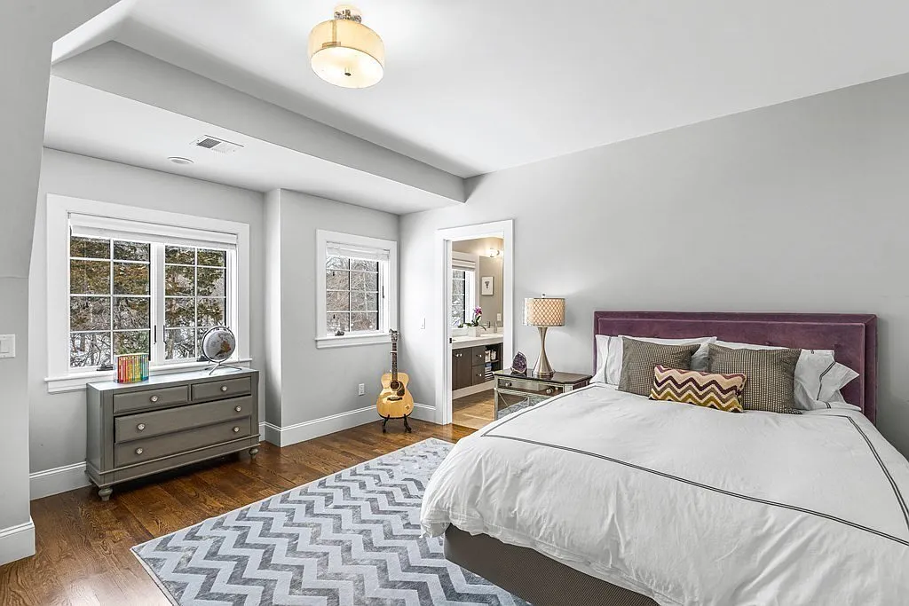 Podľa webu truepeoplesearch.com Zdeno aj jeho manželka bývajú v meste Weston západne od Bostonu. Luxusná vila vo vychytenej štvrti podľa realitného portálu zillow.com má hodnotu 4 milióny dolárov.