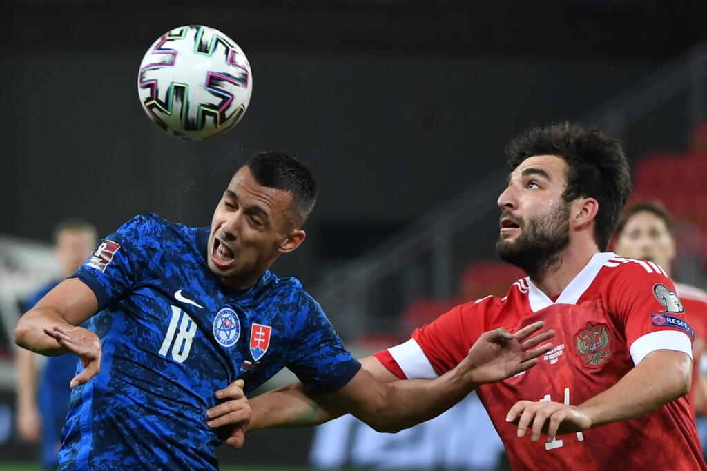 Ruský futbalista Georgij Džikija (vpravo) a slovenský futbalista Ivan Schranz bojujú o loptu v kvalifikačnom zápase H-skupiny MS2022 Slovensko - Rusko v Trnave v utorok 30. marca 2021. FOTO TASR - Martin Baumann