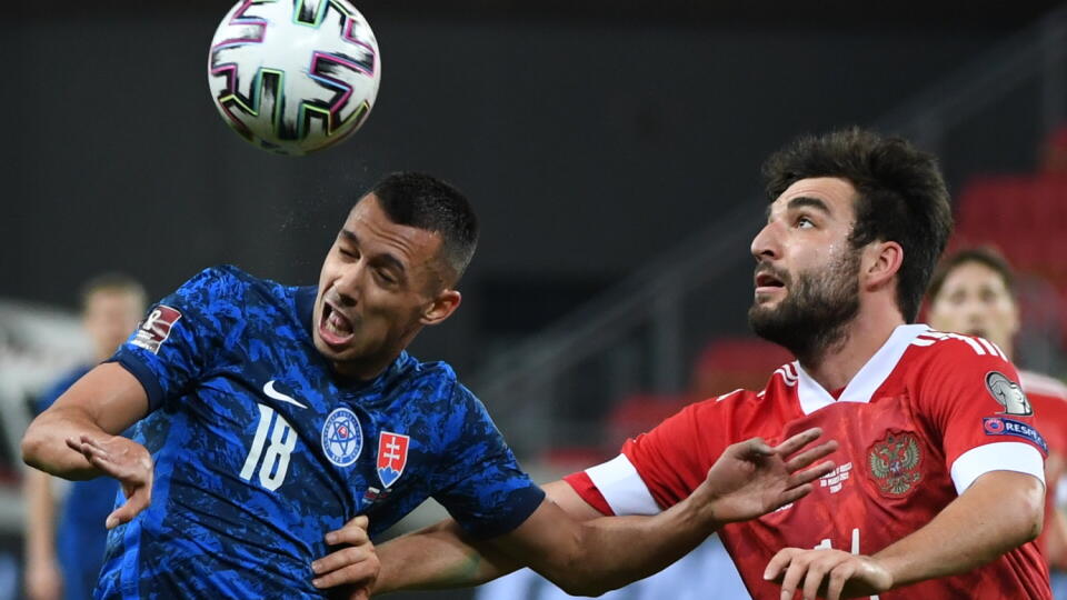 Ruský futbalista Georgij Džikija (vpravo) a slovenský futbalista Ivan Schranz bojujú o loptu v kvalifikačnom zápase H-skupiny MS2022 Slovensko - Rusko v Trnave v utorok 30. marca 2021. FOTO TASR - Martin Baumann