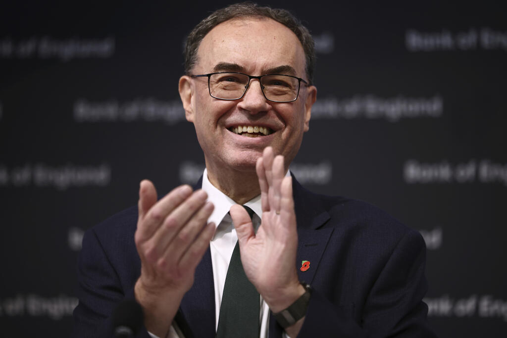 AG34 Londýn - Na snímke guvernér britskej centrálnej banky (BoE) Andrew Bailey tlieska počas tlačovej konferencie v Londýne vo štvrtok 7. novembra 2024. FOTO TASR/AP


Bank of England Governor Andrew Bailey applauds during the central bank's Monetary Policy Report press conference at the Bank of England, in London, Thursday, Nov. 7, 2024. (Henry Nicholls/Pool Photo via AP)