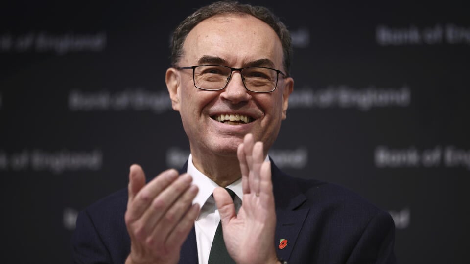 AG34 Londýn - Na snímke guvernér britskej centrálnej banky (BoE) Andrew Bailey tlieska počas tlačovej konferencie v Londýne vo štvrtok 7. novembra 2024. FOTO TASR/AP
Bank of England Governor Andrew Bailey applauds during the central bank's Monetary Policy Report press conference at the Bank of England, in London, Thursday, Nov. 7, 2024. (Henry Nicholls/Pool Photo via AP)