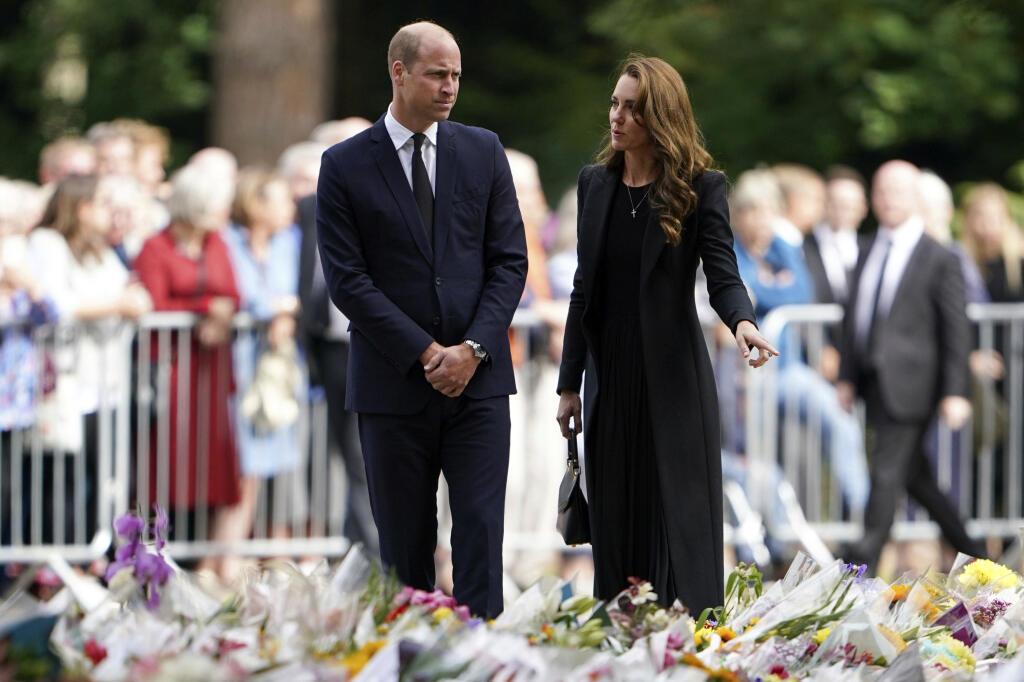 Na snímke britský princ William a jeho manželka Kate, princezná z Walesu sledujú kytice na pamiatku zosnulej britskej kráľovnej Alžbety II. pred sídlom Sandringham House v anglickom grófstve Norfolk 15. septembra 2022. FOTO TASR/AP